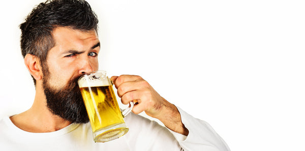 Faut-il verser sa bière dans un verre ou la boire au goulot ?